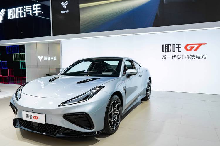 重庆75哪吒汽车在智能汽车领域的表现，领途汽车在新能源汽车市场中的影响力